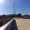 Cruzando el puente habilitado para caminantes y bicicletas / Ruta en Bici El balcón de Barcelona, la carretera de les Aigües 