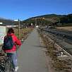Saliendo de Ripoll junto a la C-26. Tramo iluminado / Ruta en Bici Vía Verde del Ferro i del Carbó 