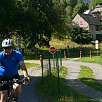 Vamos rodeando pequeñas casas / Ruta en Bici Via Verde des Graves 