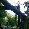 Cruzando por debajo de una instalación hidroeléctrica / Ruta en Bici Via Verde des Graves 
