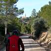 Inicio de la bajada en dirección al Matarraña. Vemos la iglesia de Torre del Compte / Ruta en Bici Vía Verde de la Val de Zafán 