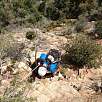 Subiendo por la cuerda anudada a una amplia aguja con vistas -opcional- / Agulles Rodones 