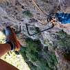 Vista hacia abajo de un paso lateral algo desplomado -es el tramo más atlético de la vía ferrata- / Cabezo la Porpuz 