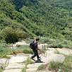 Iniciamos el descenso por las pronunciadas escaleras del Coll del Bram / St. María de Cabrera por la Serrica 