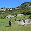 Caminamos por el prado siguiendo las marcas rojas y amarillas / St. María de Cabrera por la Serrica 