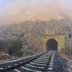 Cruzamos las vías del tren y seguimos en bajada / Cágate Lorito 