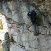Buscando el saliente -la pared desploma ligeramente- / Cal Curt 
