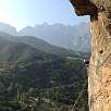 Observando la altura con los Picos de Europa al fondo / Camaleño | Los Llanos 