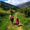 Caminamos rodeados de campos a las afueras de Soldeu / Camí del Gall 