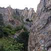 Roc del Gos al fondo en el lateral opuesto de la canal - desde aquí todavía no se ve la vía ferrata- / Roc del Gos 
