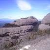Vista del Cortins y del cornisa con vegetación por la que accederemos a la cima / Els Cortins y el Montcau 