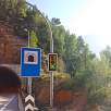 Subimos el terraplén junto al túnel / Cova del Tabac 