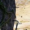 Cabecera del rapel del tramo dos por el cual realizamos la salida de la ferrata y detalle de una broca abandonada. / Cueva Horá | Loja 
