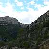 Entrada a los estrechos de Entremón. En la cima del risco podemos intuir las Ermitas de San Emeterio y San Celedonio y el Castillo de Samitier / Estrechos de Entremón 