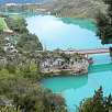 Llegando al coche junto al puente que cruza el embalse del Grado. Al fondo el pueblo Ligüerre de Cinca. / Estrechos de Entremón 
