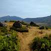 Giramos a la derecha para enlazar con el camino de la aproximación. / Flores y Lagunas Valle de Arbas 