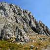 Al pie de las paredes donde se inicia la vía ferrata / Flores y Lagunas Valle de Arbas 