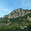 La ferrata cruza de izquierda a derecha la mitad del promontorio / La Grande Falaise 