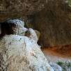 Roca encastrada en la grieta que hace de puente natural / Grau de Barrots 