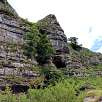 Cueva dónde descansan las cabras con un puente nepalí que la cruza / La Concha 
