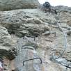 Subida vertical a una aguja -semidesplomado y con agarres naturales- / Mende 