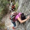 La equipación es buena con cadenas y grapas de ferrata / Paso del Romeret 