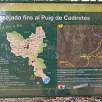 Cartel oficial de la ruta junto al estacionamiento -Turisme de Catalunya- / Pedra sobre altre 