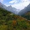 Mirando al parking más cercano -sólo para dos coches- / Valdeón | Picos de Europa 