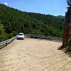 Estacionamiento algo precario al borde de la carretera. En la misma carretera hay un desvío a la derecha para empezar la excursión / Pont Cabradís 