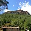 Vista de la masía del Molí de la Corriu desde la pista / Pont Cabradís 