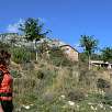 Dejamos la masía arriba y seguimos bajando. En el delgado palo metálico hay la marca de GR-1 / Puig Arnau Canalda 