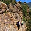 Flanqueo en descenso con vistas al pueblo / Roca de la Creu | Castell de Segura 