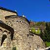 Iglesia de Santa Maria con la vía ferrata al fondo / Roca de la Creu | Castell de Segura 