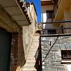 Las escaleras suben hasta el cartel informativo de la vía ferrata / Roca de la Creu | Castell de Segura 