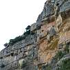 La ferrata se inicia junto al cartel blanco / Roca Figueral 