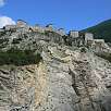 Vista de la fortaleza y la pared por donde transcurre Les Rois Mages. Se puede intuir la larga pasarela a media altura. / Diable I | Les Rois Mages 