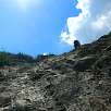 Primer tramo de la vía en el torrente y con presas de escalada / Sacs 