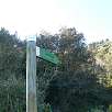 Poste indicador a la vía ferrata nos aparta de la pista principal del GR-175 / Saltant de l