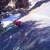 Inicio de la vía. Junto a la placa de nieve podemos ver la plataforma de madera encima del barranco y en la pared la colchoneta de protección para la última tirolina del bosque de aventura / Segudet 