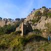 Restos de la masía de Trasera y pared del Cinglat / El Cinglat de la Serra de Busa 