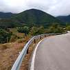 Del mirador de Peñallana seguimos carretera arriba hasta dar con el poste de madera fuera de la calzada / Socastillo 