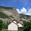 La pared por la que transcurre la vía y el pueblo de Vigneaux / Vigneaux | La Balme 