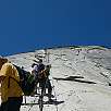 Iniciamos la subida -pronto nos damos cuenta de lo resbaladizo que es el suelo y lo vertical del recorrido- / Half Dome | Yosemite 