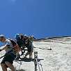 En el tramo más vertical vemos a un chico bajando asegurado como en una vía ferrata -envidia- / Half Dome | Yosemite 