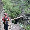 Cruzaremos el puente por encima del barranco / Ruta a pie Barranco de Masca 