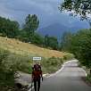 Dura subida en asfalto en dirección a Can Jan de la Llosa / Ruta a pie Camí dels Bons Homes 