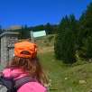 Poste indicador del sendero 21 detrás del refugio de Cap del Rec / Ruta a pie Lago del Orri desde el refugio de Cap del Rec 