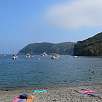 Playa de piedras de la Cala Jòncols con el Cap de Norfeu al fondo / Ruta a pie Etapa 3 | GR92 | Cadaqués Roses 
