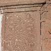 Bajo-relieve en una pared de Maras / Ruta a pie Moray y las salinas de Maras 