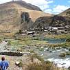 Vilca y su puente colonial -el mirador es justo el promontorio rocoso que queda encima- / Ruta a pie Cascadas de Vilca 